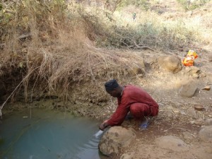 Prélèvement d'échantillon d'eau de source polluée par un enquêteur ARACFpt