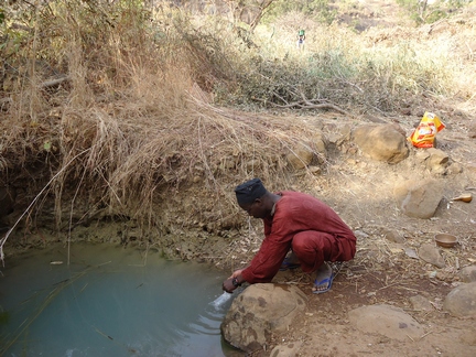 Prélèvement d'échantillon d'eau de source polluée par un enquêteur ARACF 